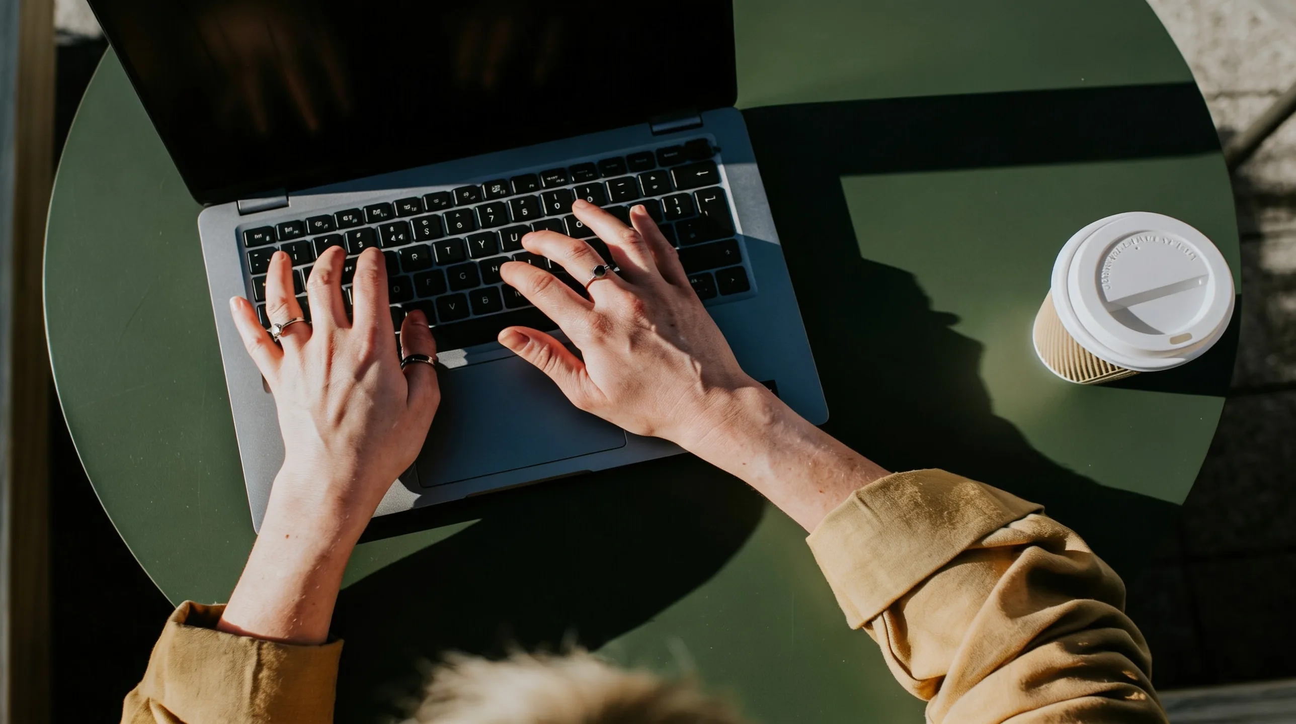 Persona che lavora al laptop