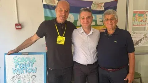In Opera e Penny Wirton insieme davanti al cartello della Scuola Penny Wirton