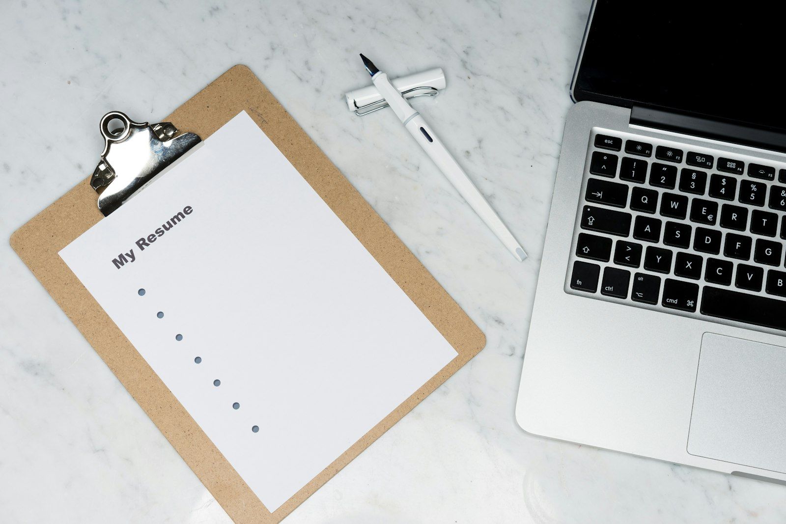 Persona che redige un curriculum vitae